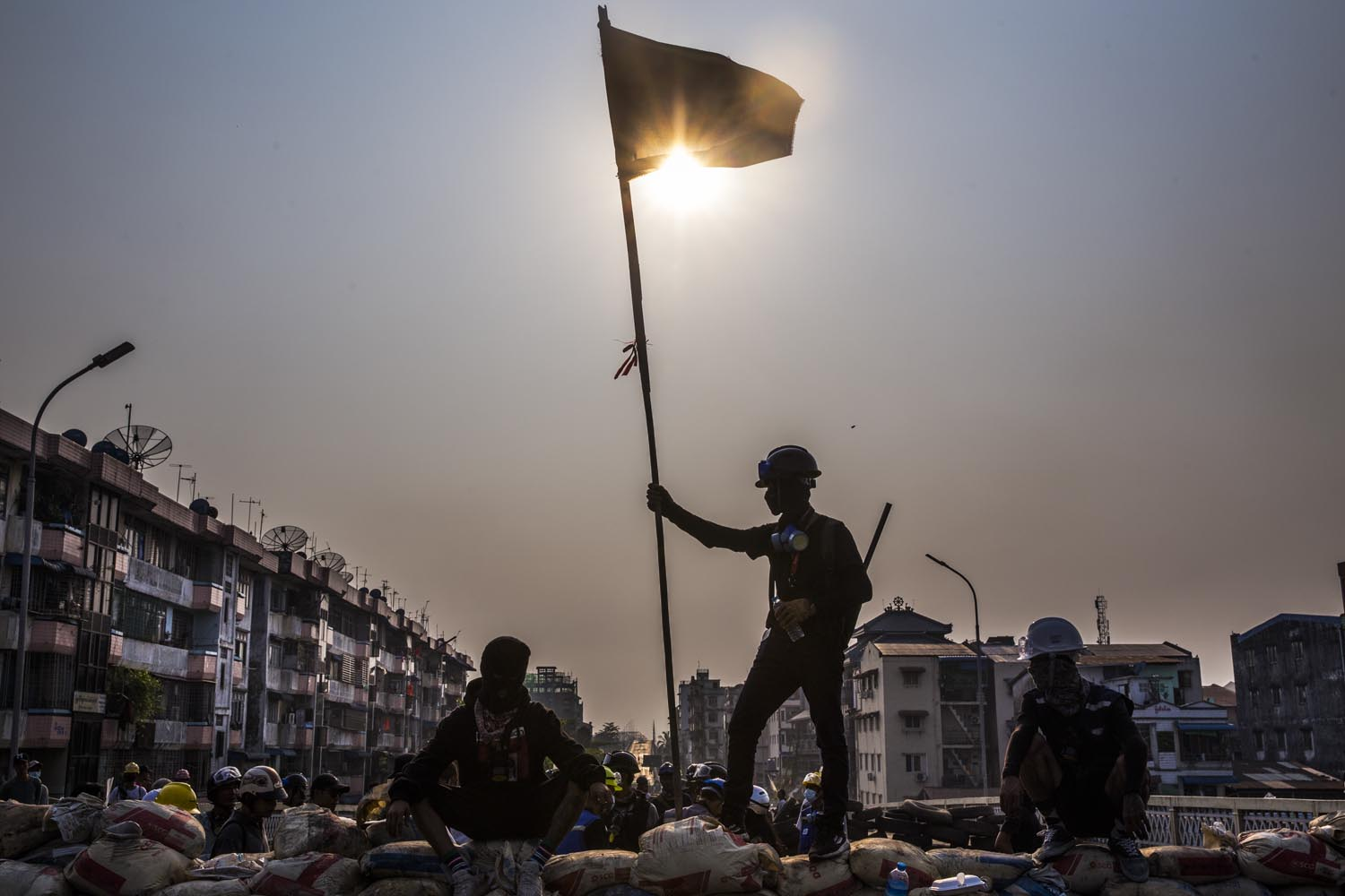 Протестующие на баррикадах в Янгоне, 2021