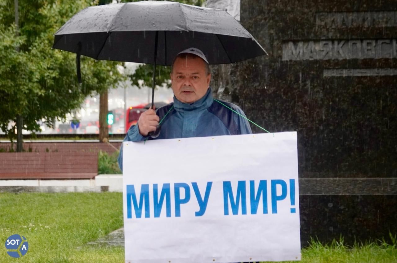 В Москве волонтер Немцова моста Сергей Демин вышел с плакатом «Миру мир»
