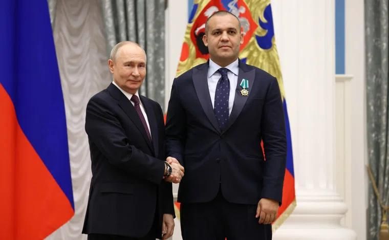Владимир Путин награждает Умара Кремлева (справа) орденом Дружбы, апрель 2026 года