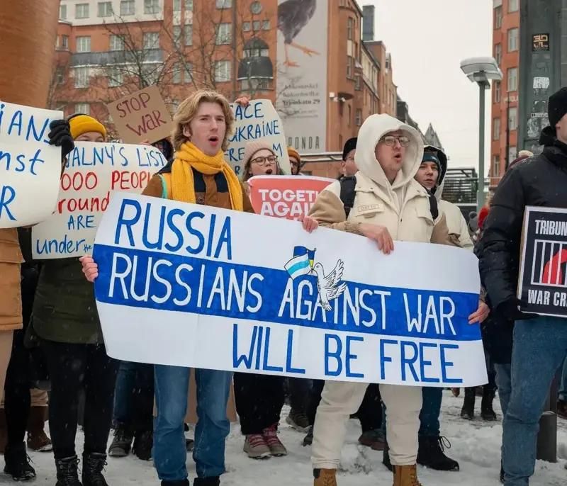 Роман Голиков (справа) с его другом Александром на антивоенной акции в Финляндии