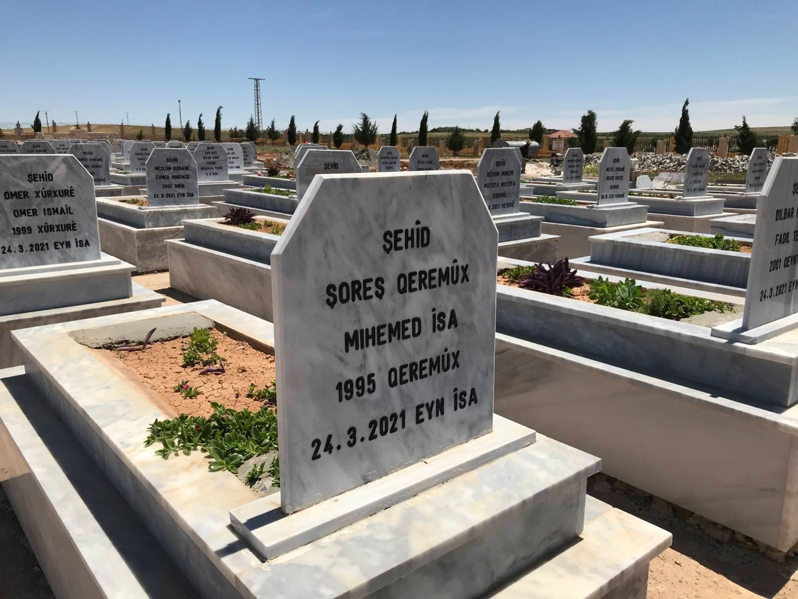 Кладбище героев в Кобани, самое большое кладбище погибших на войне в регионе (2022).