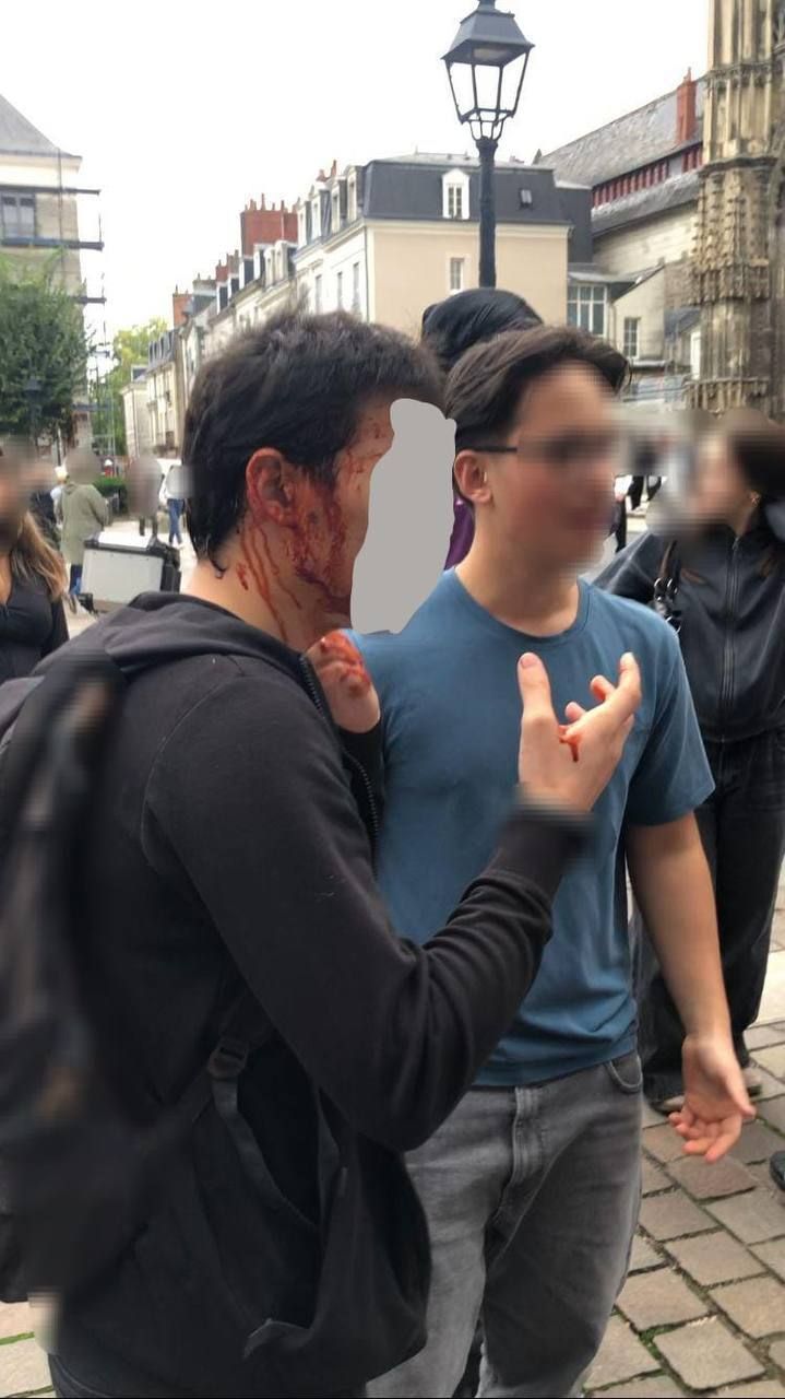 Школьники лицея Поль-Луи Курье после атаки CRS 