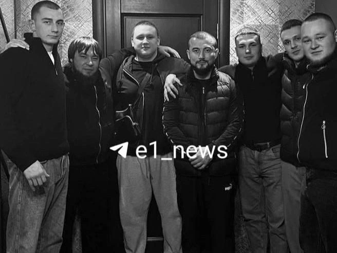 Иван (третий справа) с пострадавшими