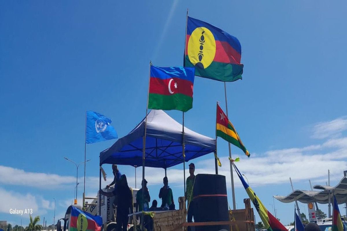 Флаги Азербайджана и Новой Каледонии на митинге в последней