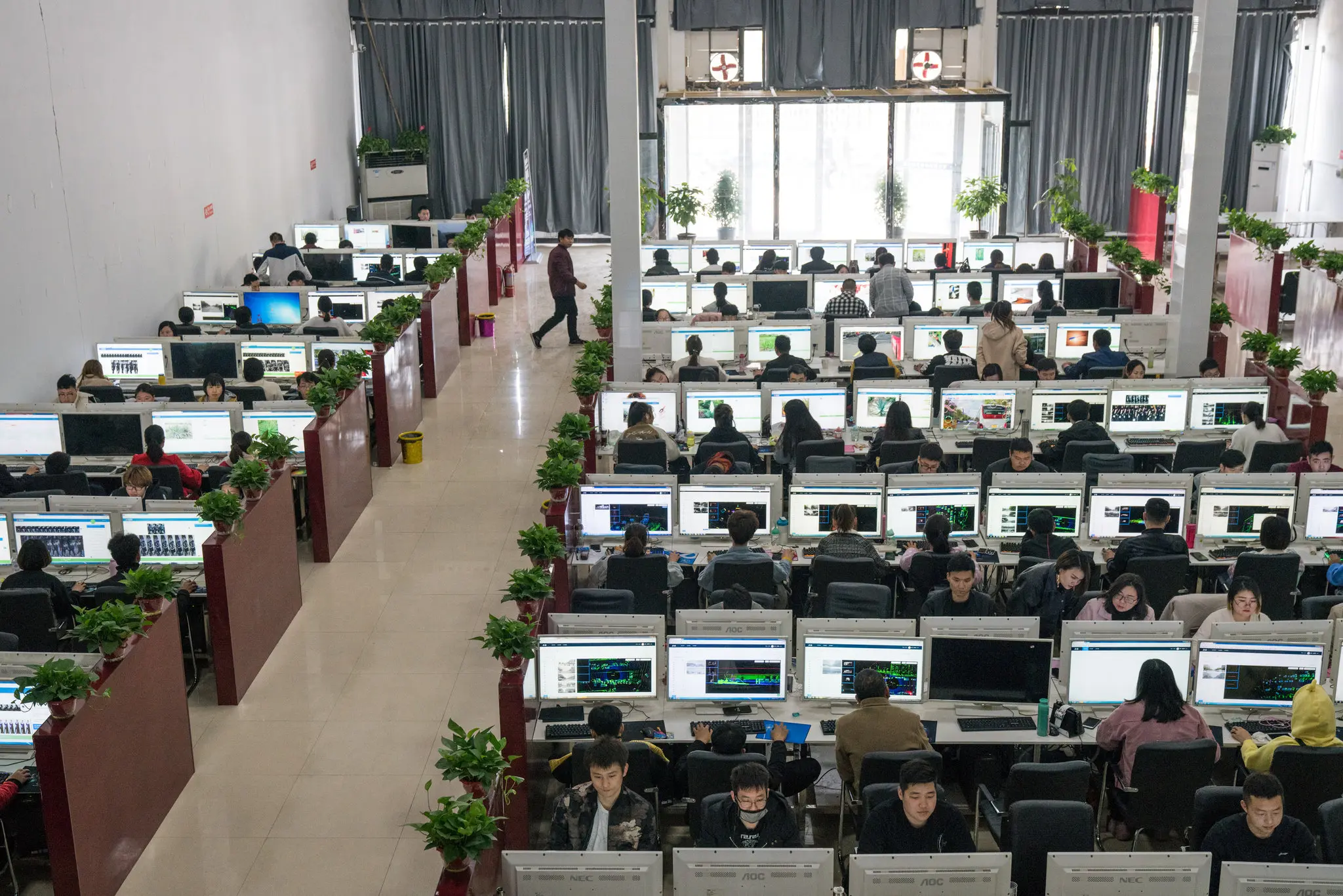 Работники Ruijin Technology в Китае размечают изображения для обучения искусственного интеллекта