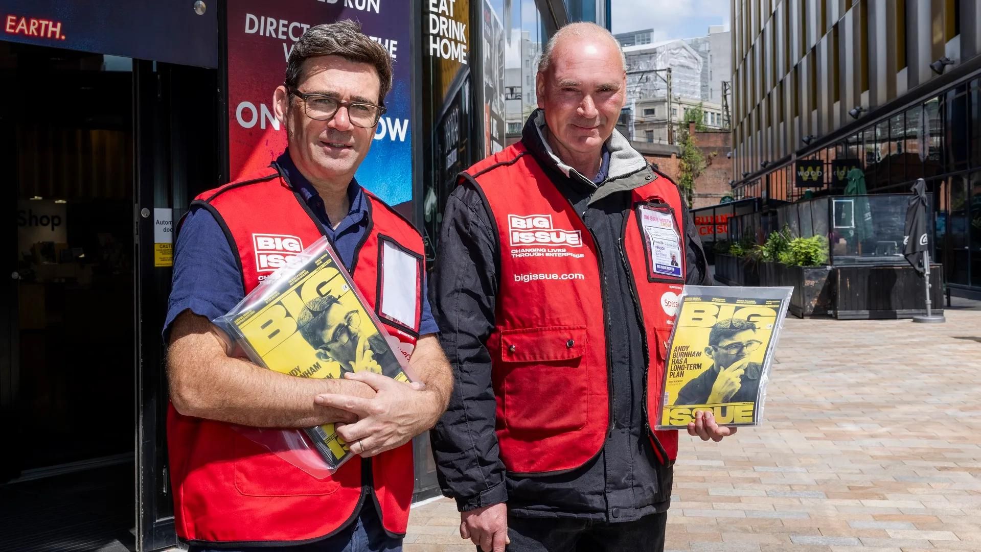 Энди Бернем продает журнал The Big Issue вместе с продавцом Колином у культурного центра HOME в Манчестере.