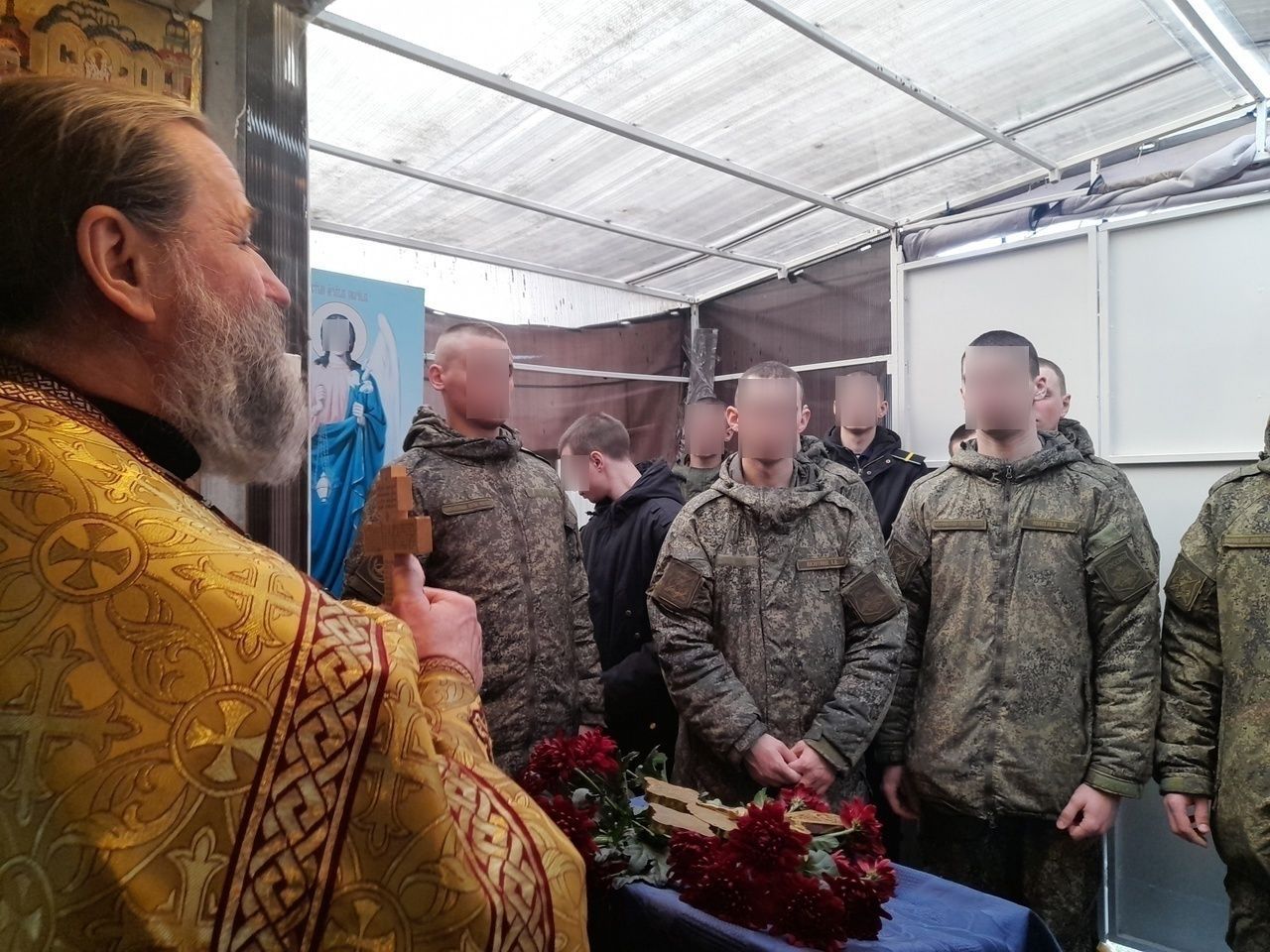 Сергей Поливцев с военнослужащими.