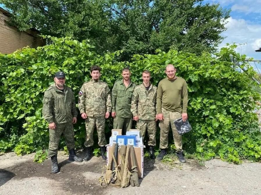 Передача «парамилитарного груза» главой Петербургских Академистов Владиславом Евпятьевым (второй слева) и главой Омских Академистов Артемом Лоскутовом (четвертый слева) «Народной Милиции ЛНР» в городе Балаклея