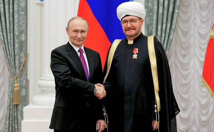 Владимир Путин вручает орден «За доблестный труд» главе Духовного управления мусульман России (ДУМ РФ) Равилю Гайнутдину 