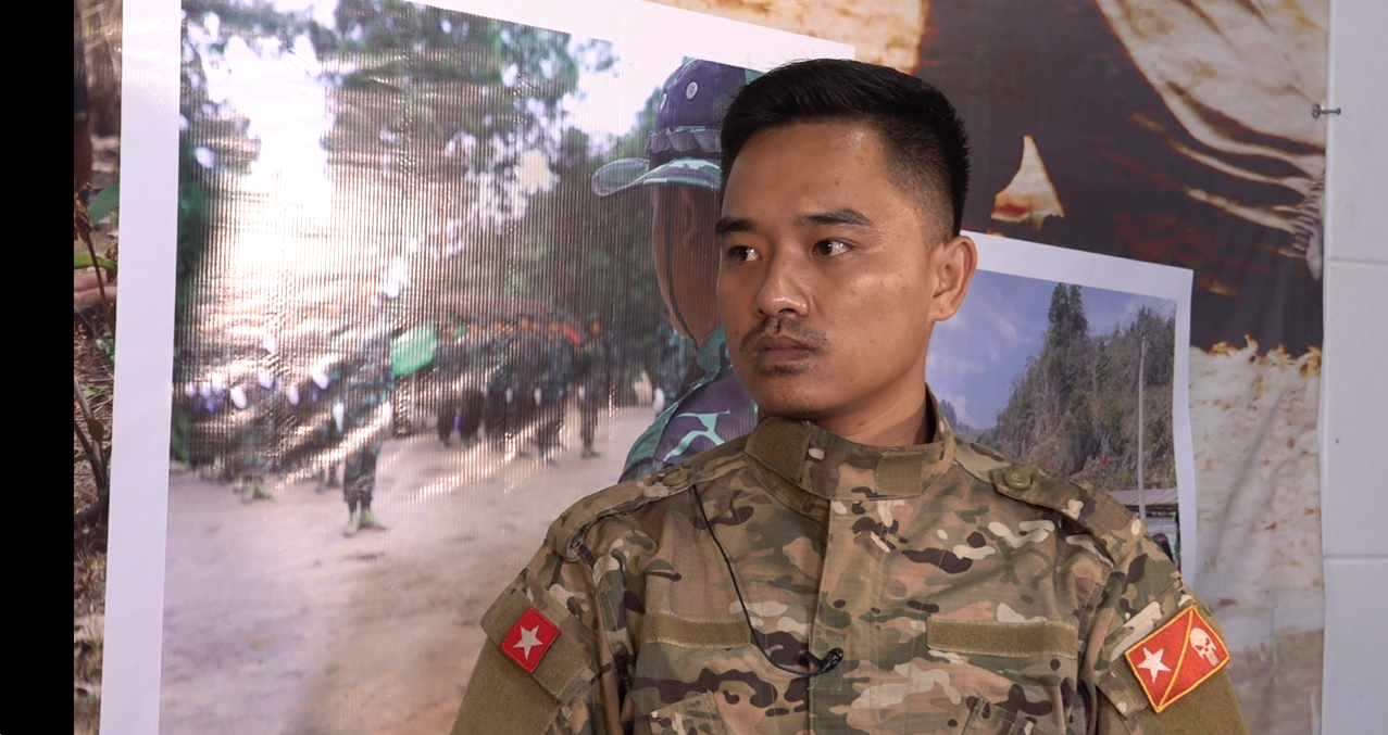 В Мьянме нередки случаи, когда один из членов семьи воюет на стороне хунты, а другой - на стороне повстанцев