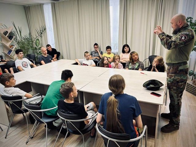 Шарган проводит урок в центре для детей «Теплый дом» в июле 2025