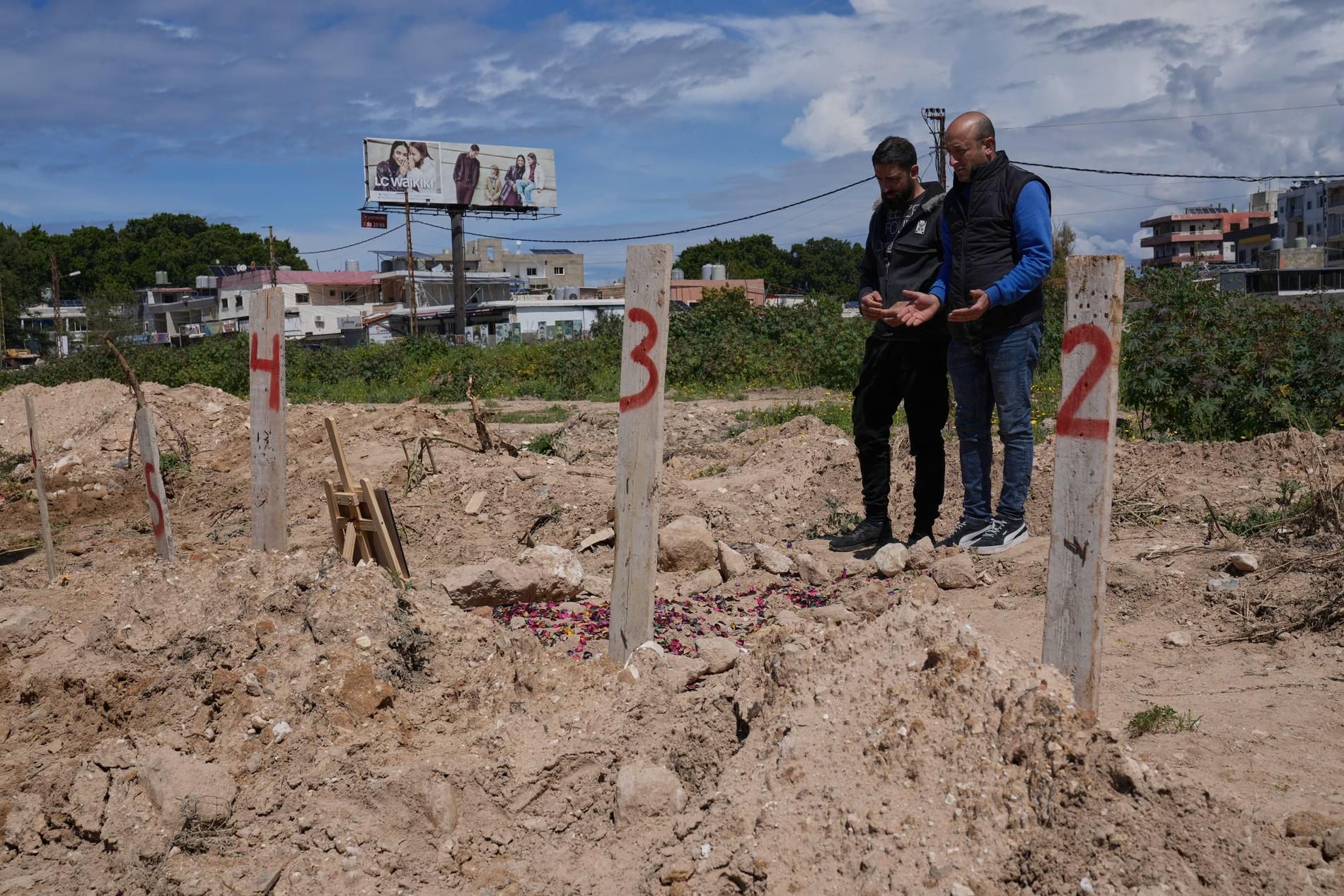 Ливанцы молятся рядом с массовыми захоронениями убитых израильскими войсками