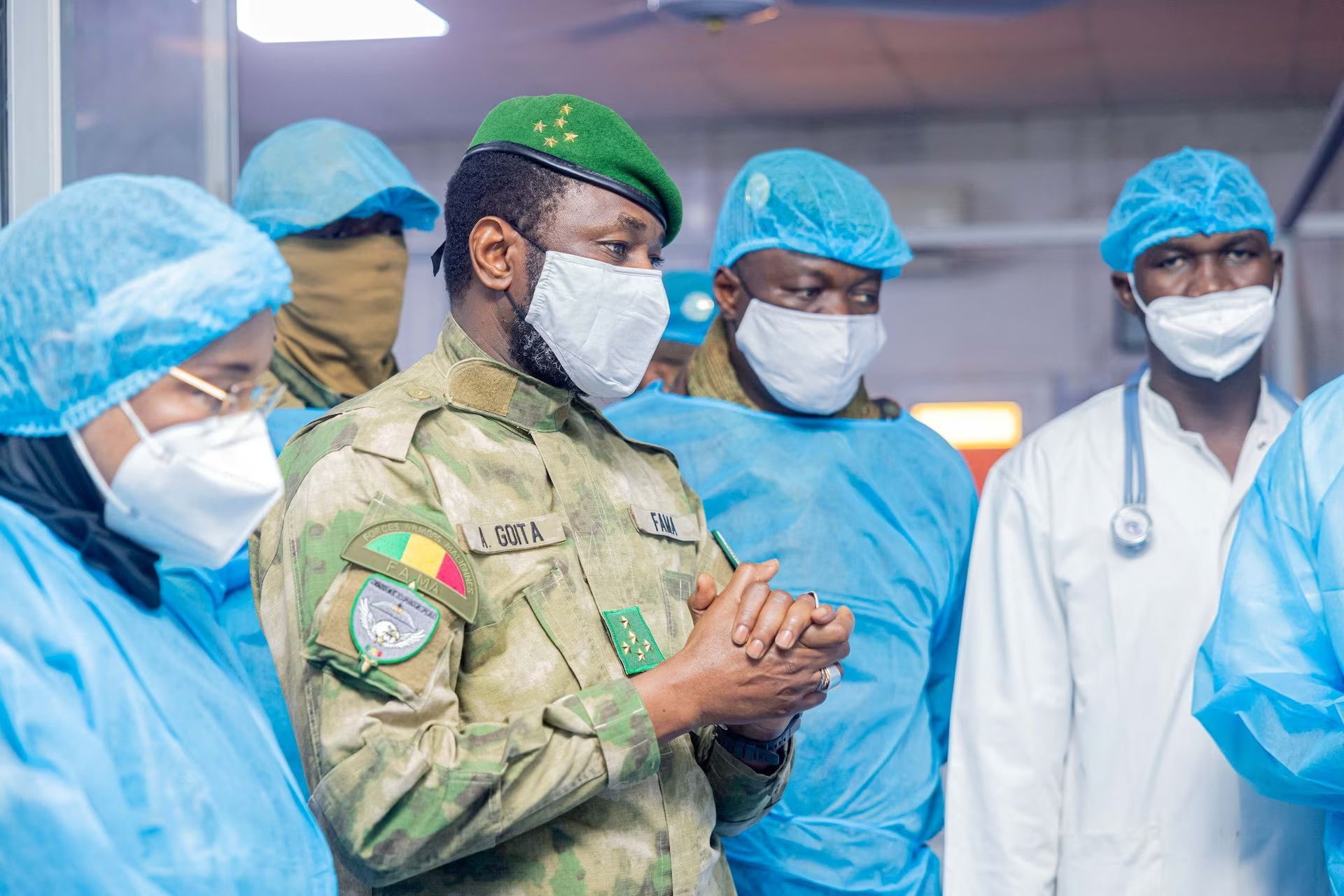 Ассими Гойта посещает раненых мирных жителей и военнослужащих в Бамако 28 апреля 2026 года