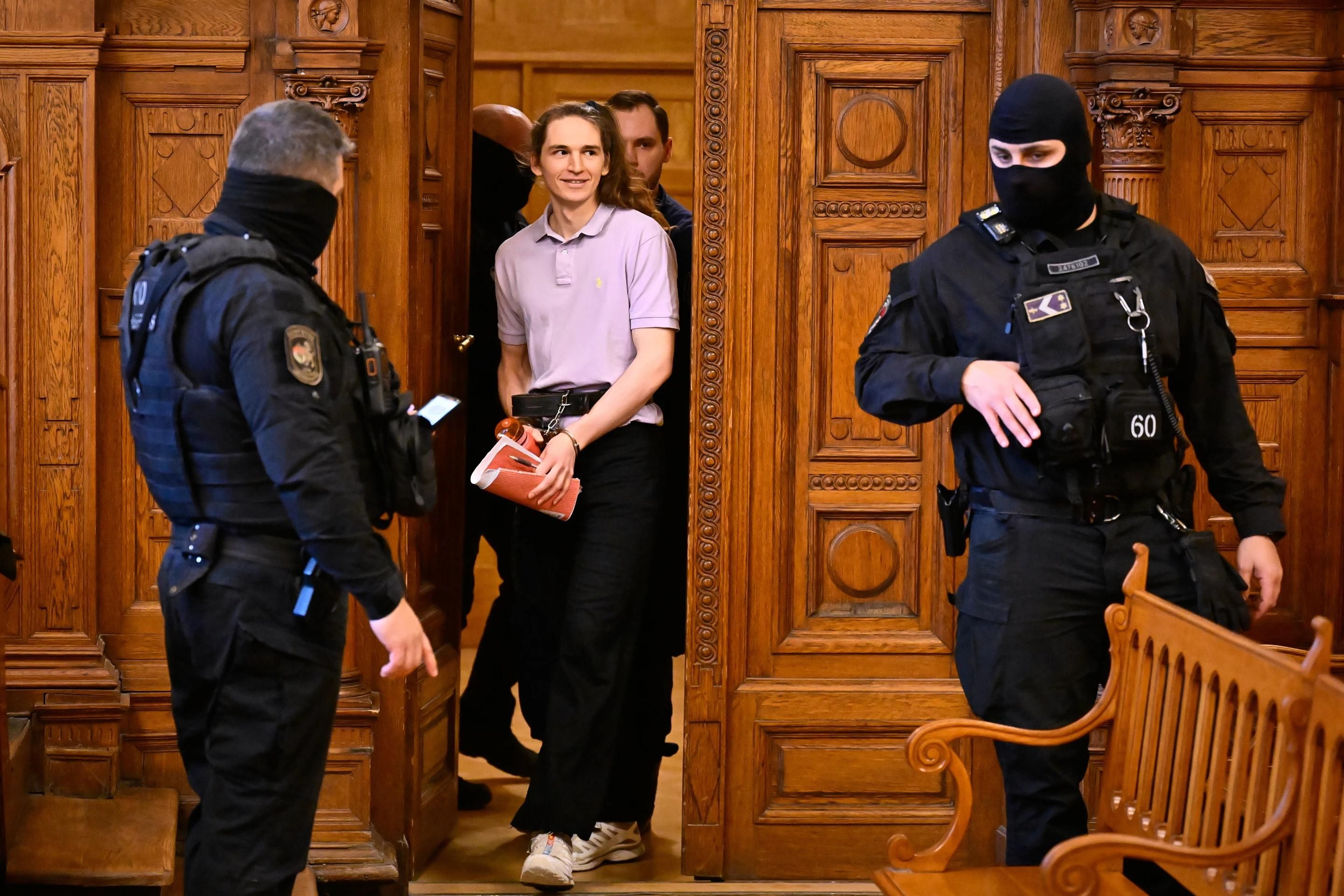 Антифашист:ка Майя Т. во время заседания суда в Будапеште 4 февраля 2026 года