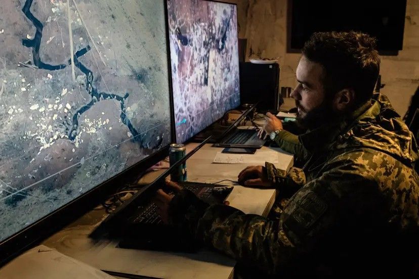 Украинский аналитик просматривает кадры с беспилотника, на которых запечатлены российские окопы под Бахмутом