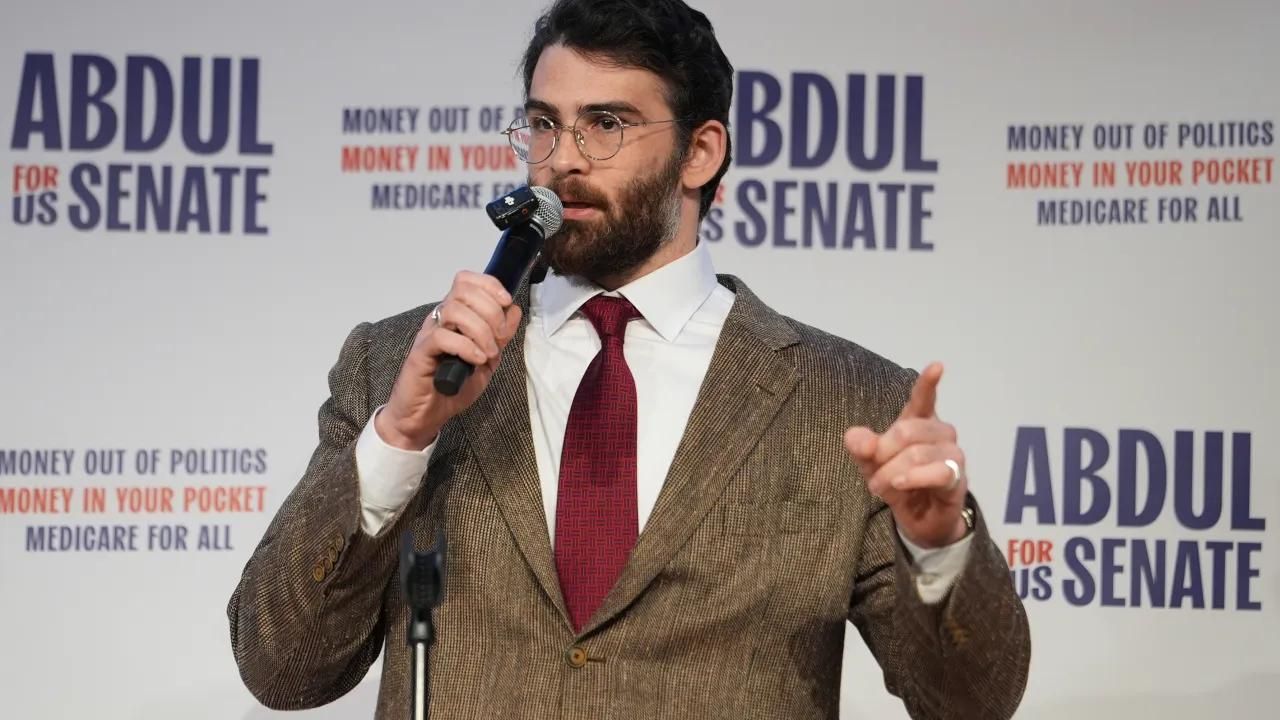 Хасан Пайкер выступает на предвыборном митинге Абдула Эль-Саида, 7 апреля 2026 года