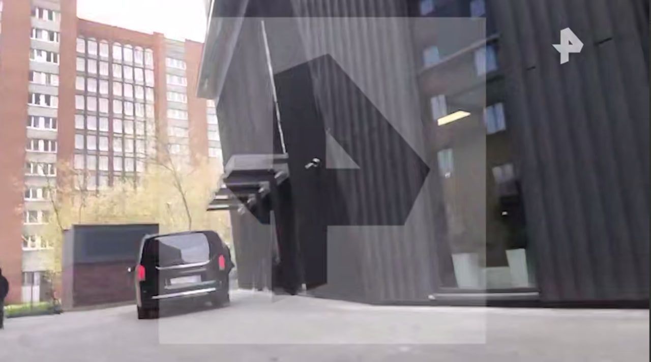 Силовики у зданию «Эксмо»