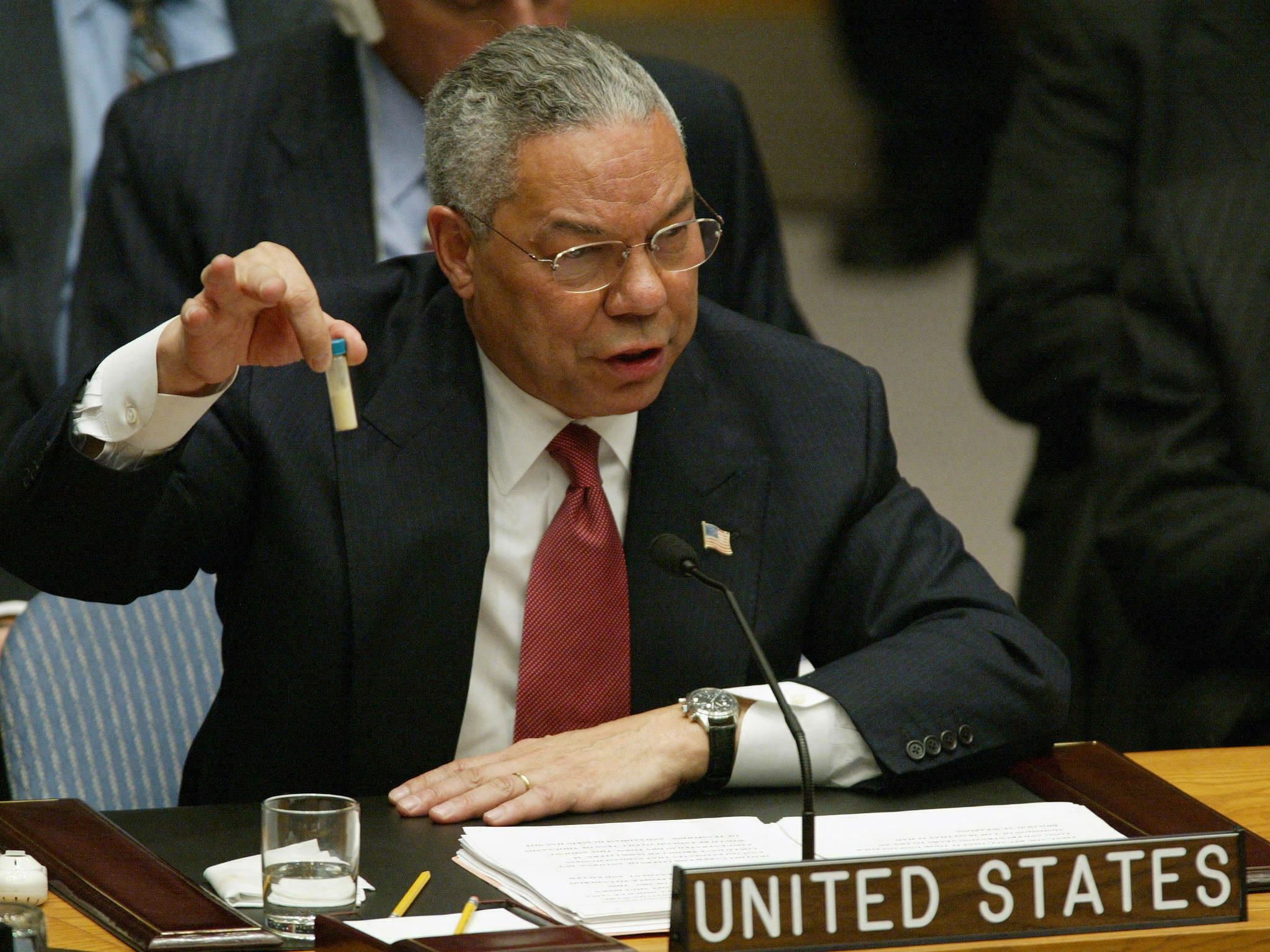 Госсекретарь США Колин Пауэлл держит в руках флакон, который, по его словам, можно использовать для хранения сибирской язвы, выступая в Совете Безопасности ООН в феврале 2003 года в ООН в Нью-Йорке.