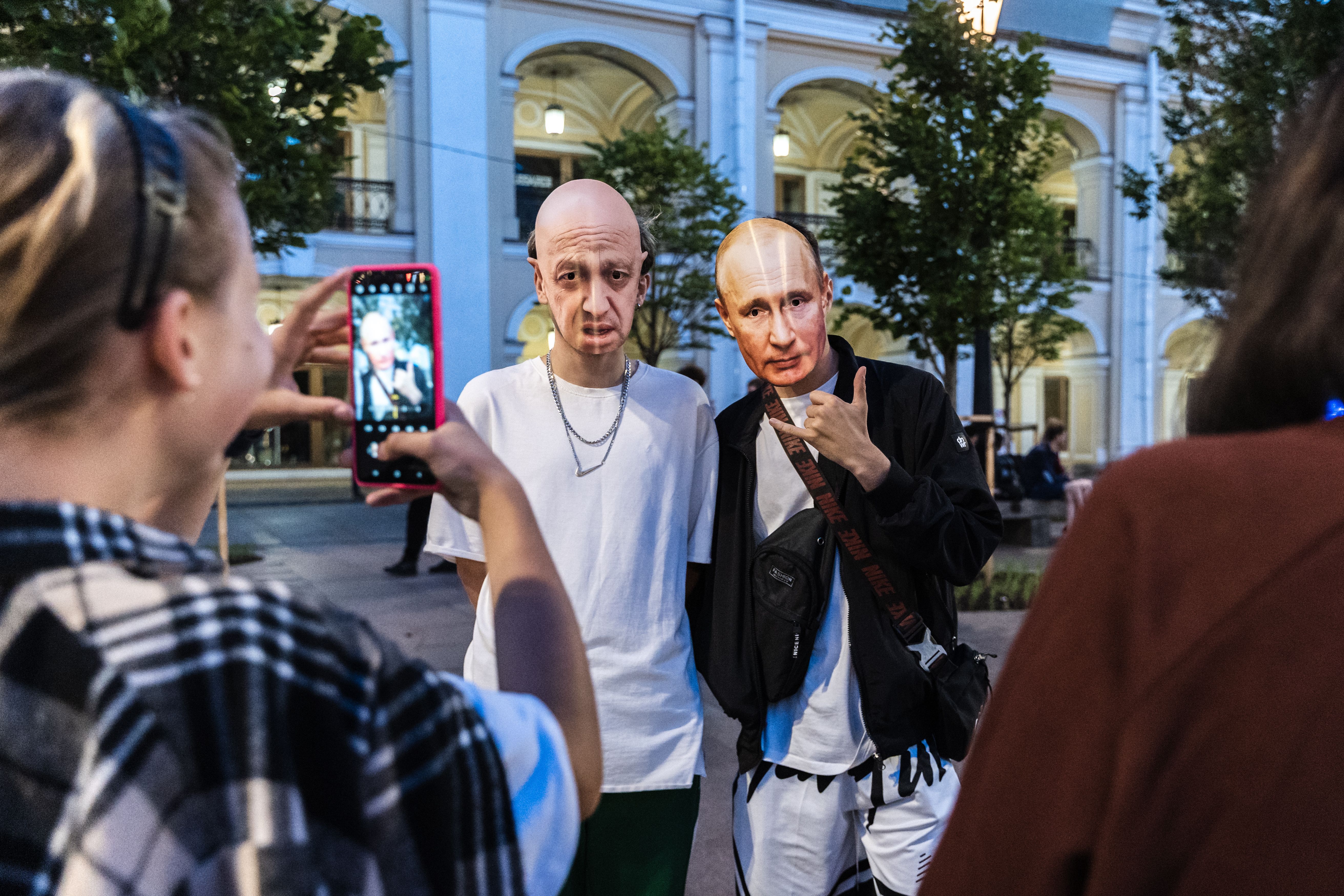 Фотосессия «Путина» и «Пригожина» у Гостиного двора