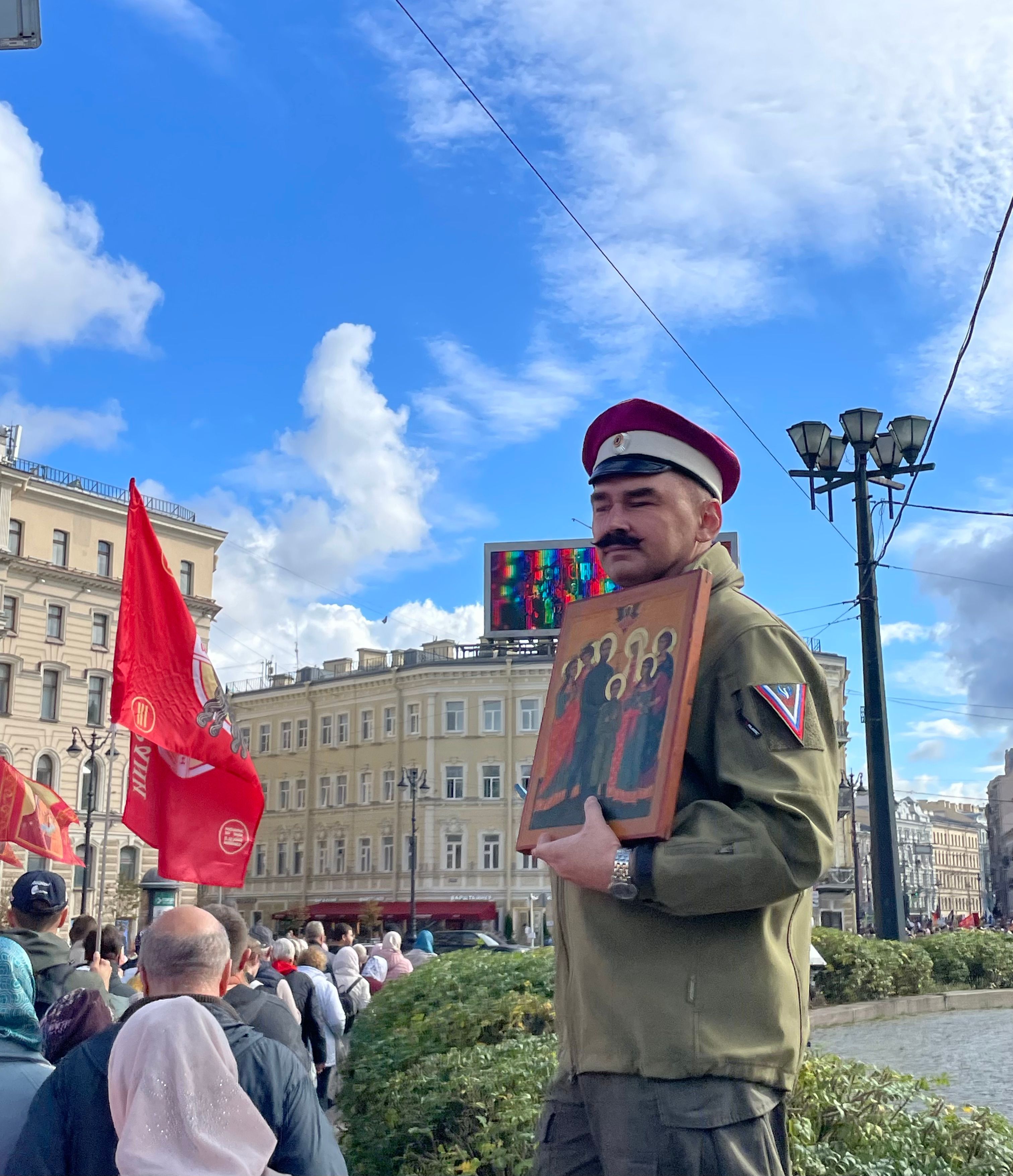 Во время крестного хода в Санкт-Петербурге часть верующих несли иконы с Николаем II и его семьей 