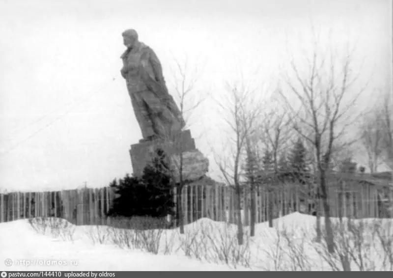 Снос огромного памятника Сталину в подмосковной Дубне в 1962 году