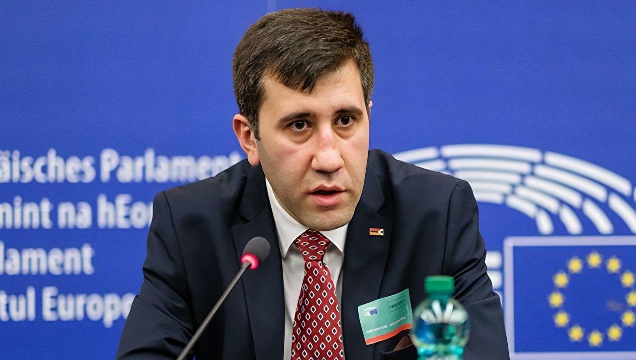 Рубен Меликян во время доклада в Европарламенте
