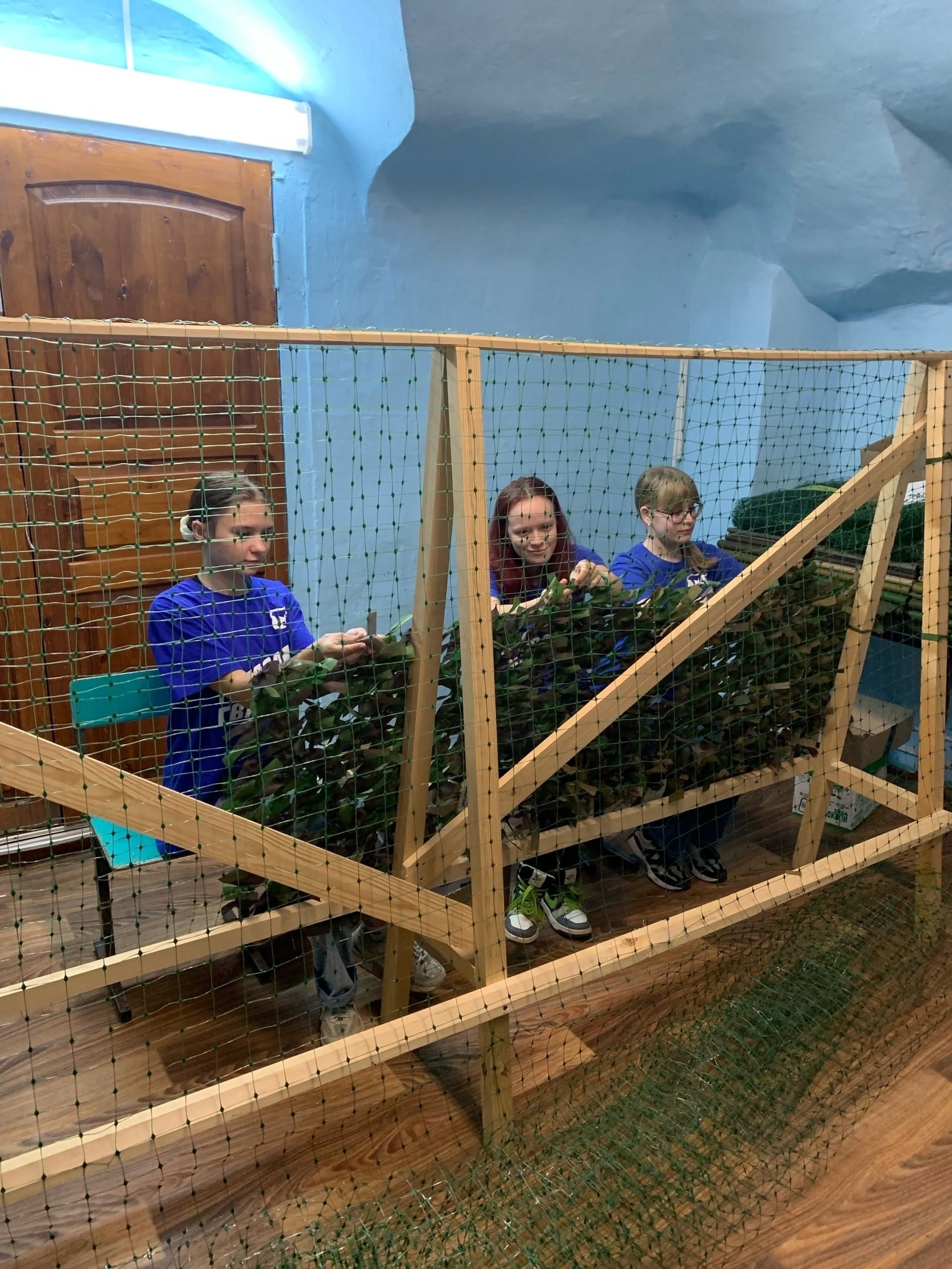 Плетение маскировочных сетей для российских солдат в рамках проекта «Наставник Z»