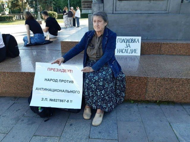 Наталия Шамина на пикете у памятника Кириллу и Мефодию в Москве
