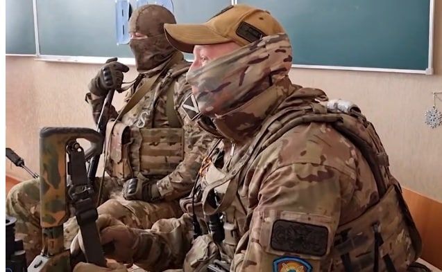 Спецназовцы на одном из уроков для юнарме_ек Геническа