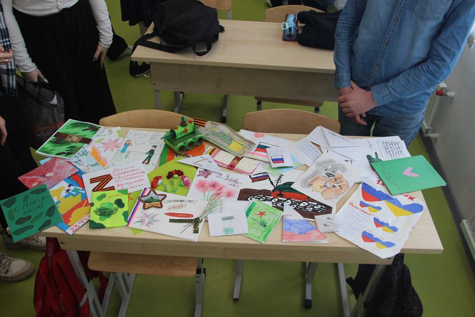 Волонтеры «Российского детского фонда» написали письма «участникам СВО»