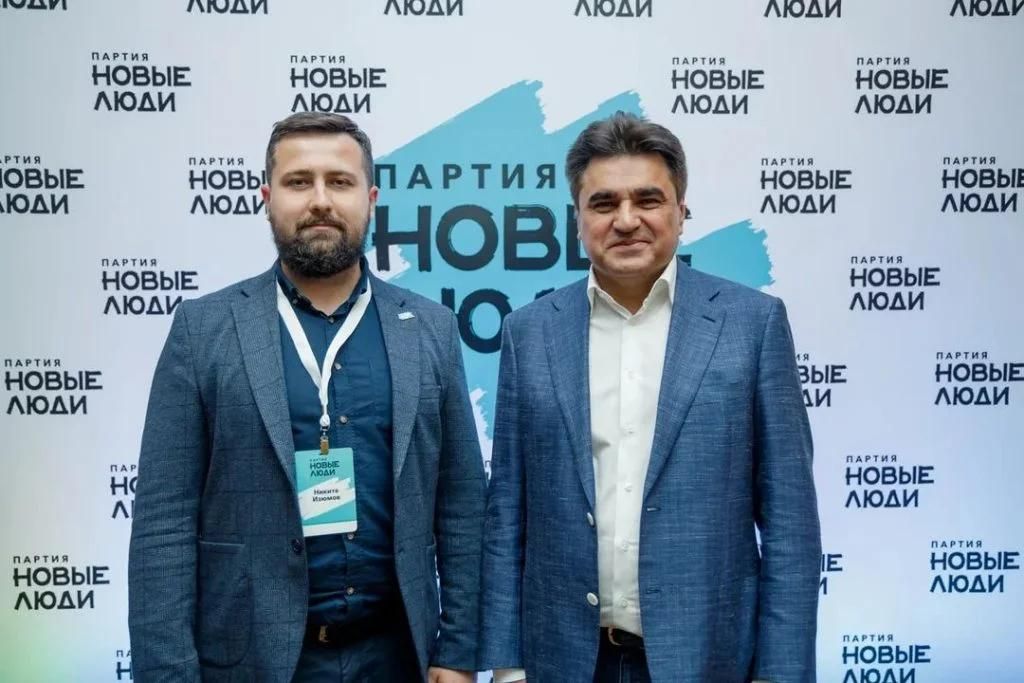 Никита Изюмов (слева) с основателем партии «Новые люди» Алексеем Нечаевым