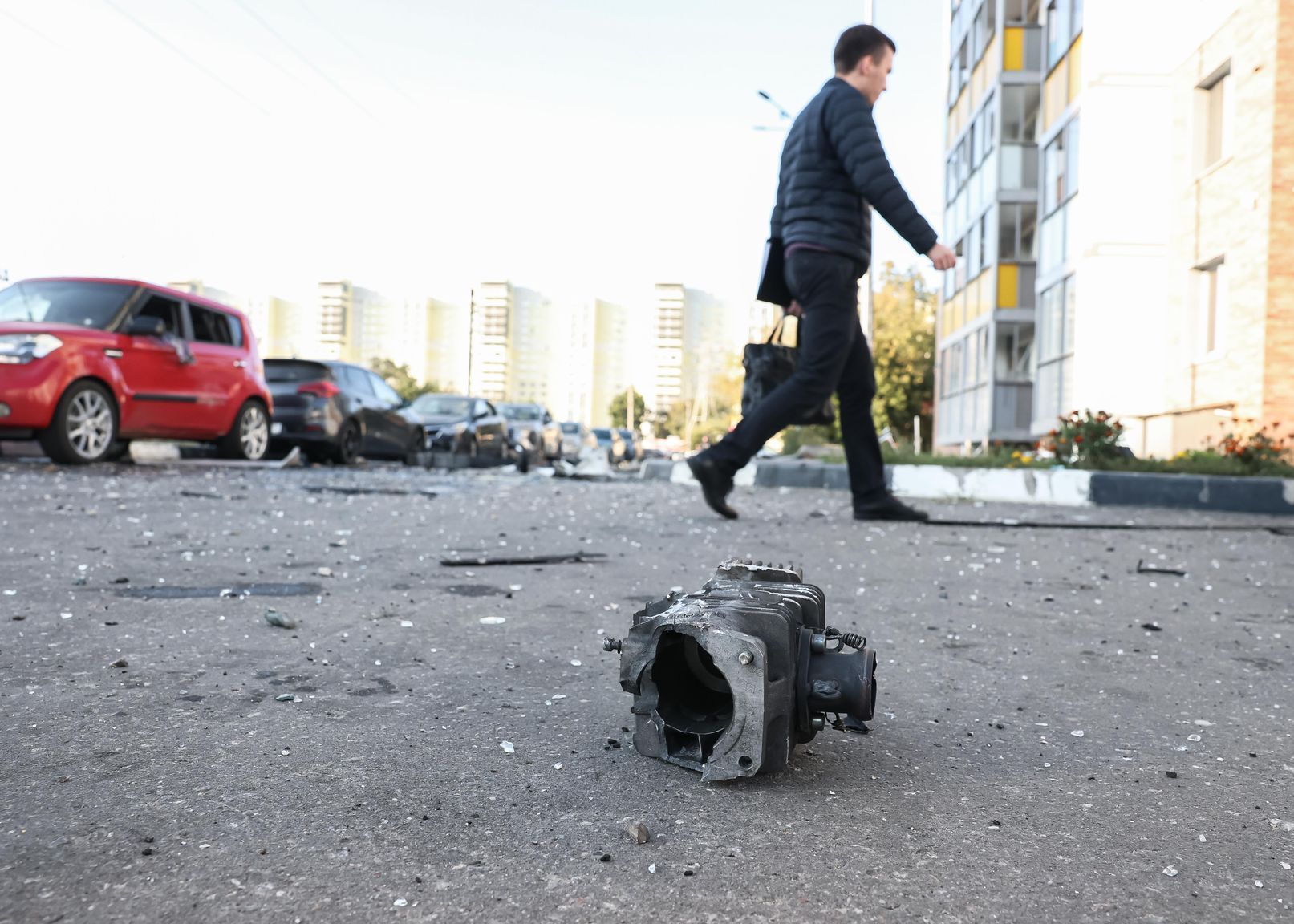 Осколки поврежденного многоквартирного дома