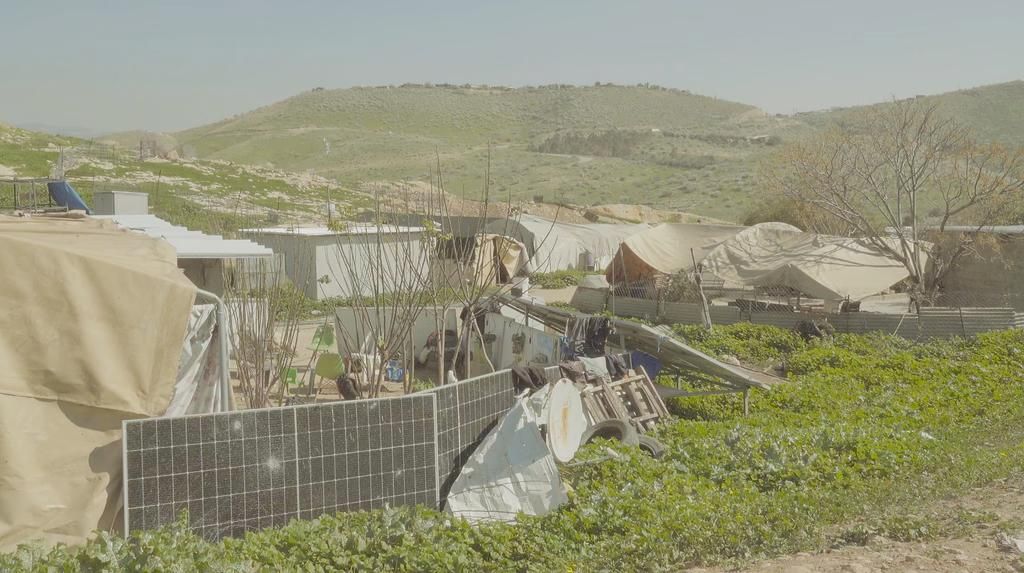 Разбитые во время конфликта с израильтянами солнечные панели жители палестинской деревни Фарсийя в долине Иордана на Западном берегу используют в качестве заборов