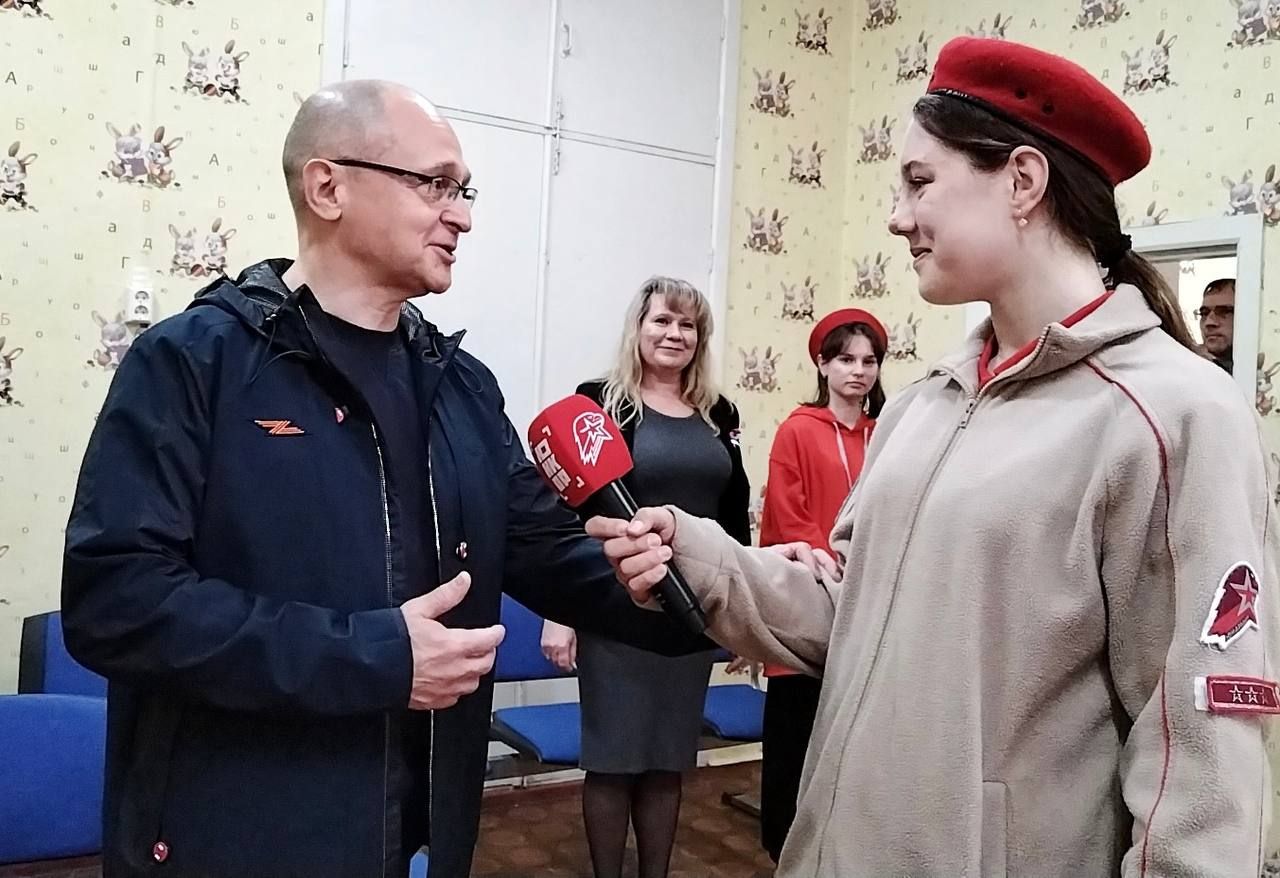 Юнармейка берет интервью у Сергея Кириенко в Херсонской области