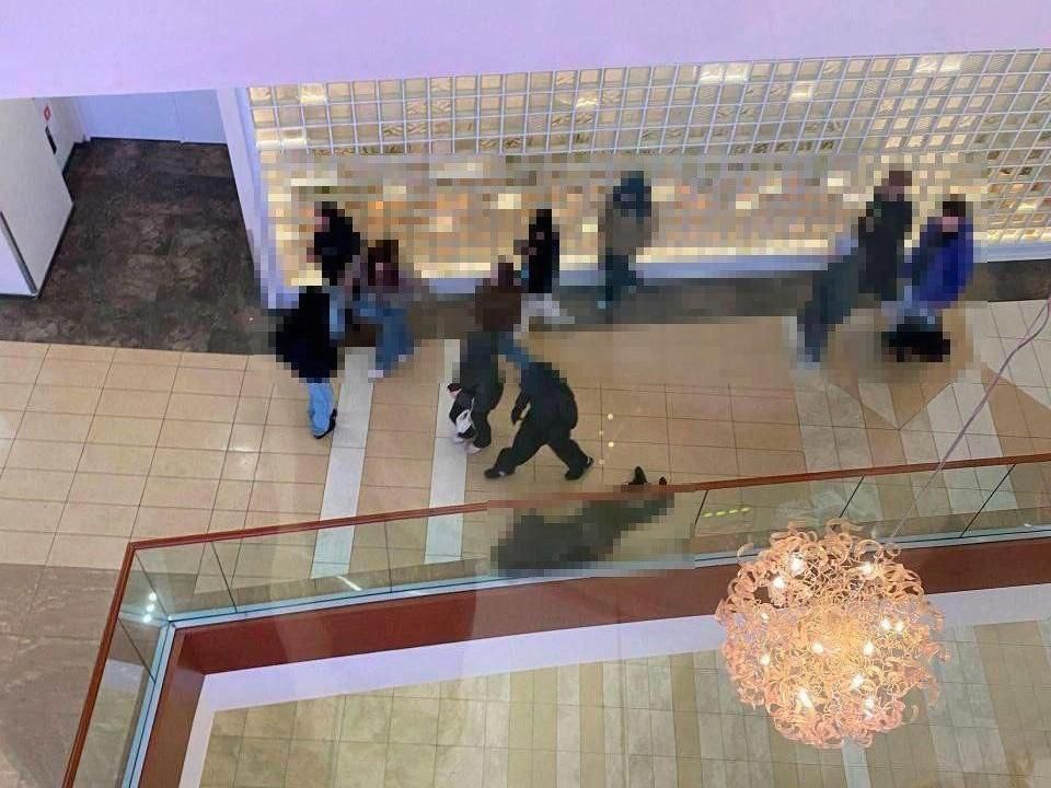 На полу первого этажа ТЦ «Аура» лежал юноша