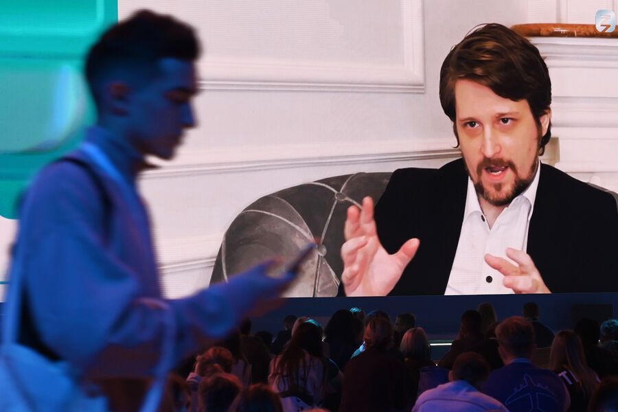 Сноуден на марафоне «Новое знание» в Москве в 2021 году.