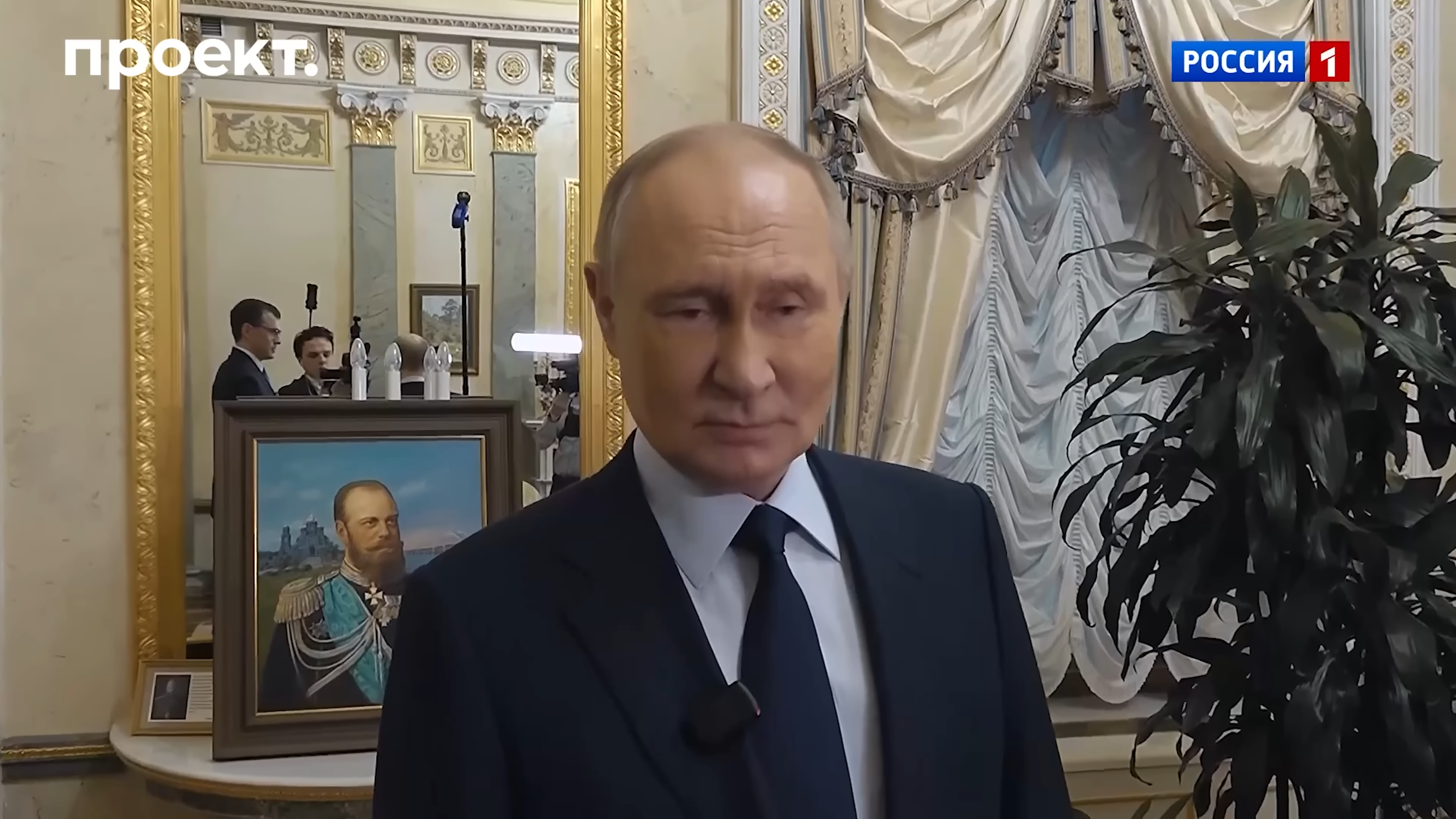 Кадр из кремлевской квартиры Путина с портретом Александра III на фоне