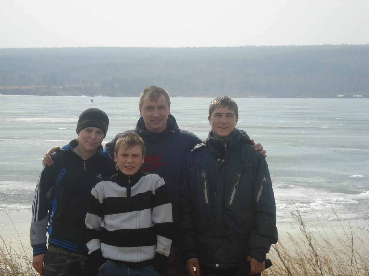 Владимир Михеев со своими сыновьями Олегом и Дмитрием, а также с другом семьи Владиславом Орловым