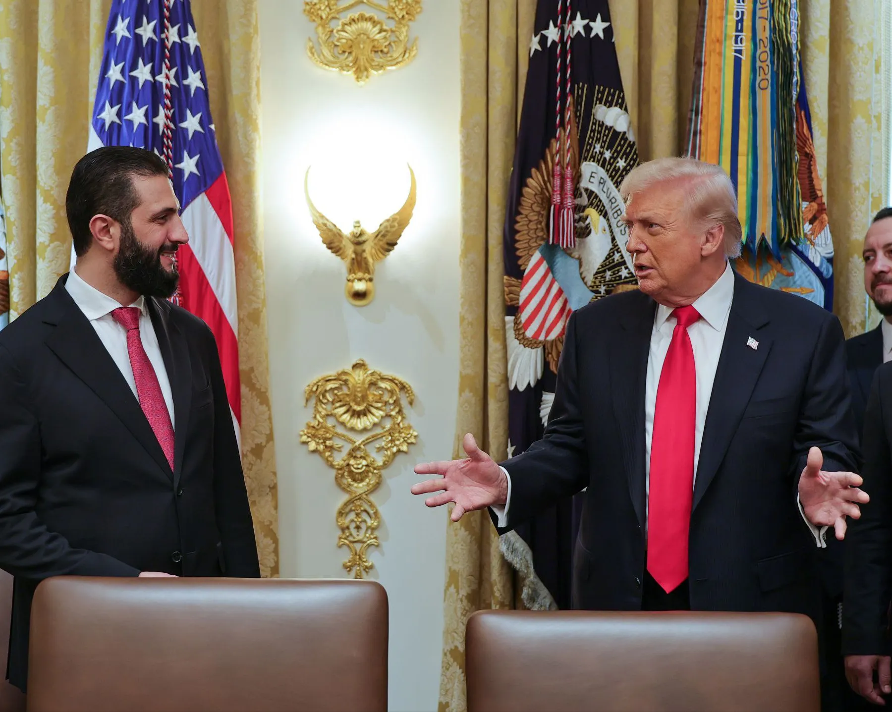 Трамп принимал Ахмада аль-Шараа в Белом доме, лестно о нем отзывался и предпринимал шаги по снятию санкций против Сирии в декабре