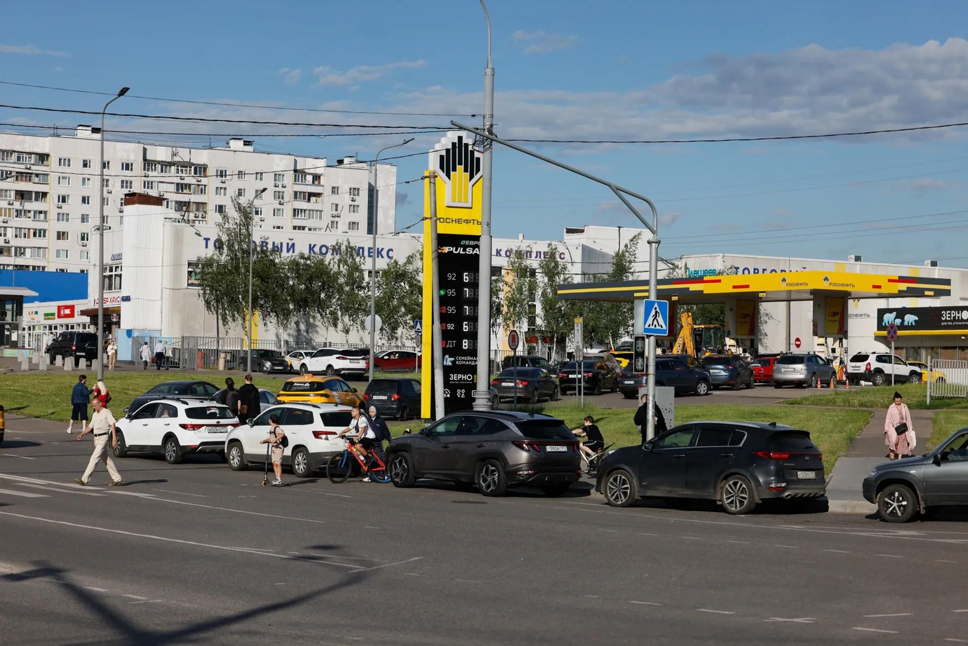 Очередь за бензином на заправку «Роснефти», конец июня 2026 года