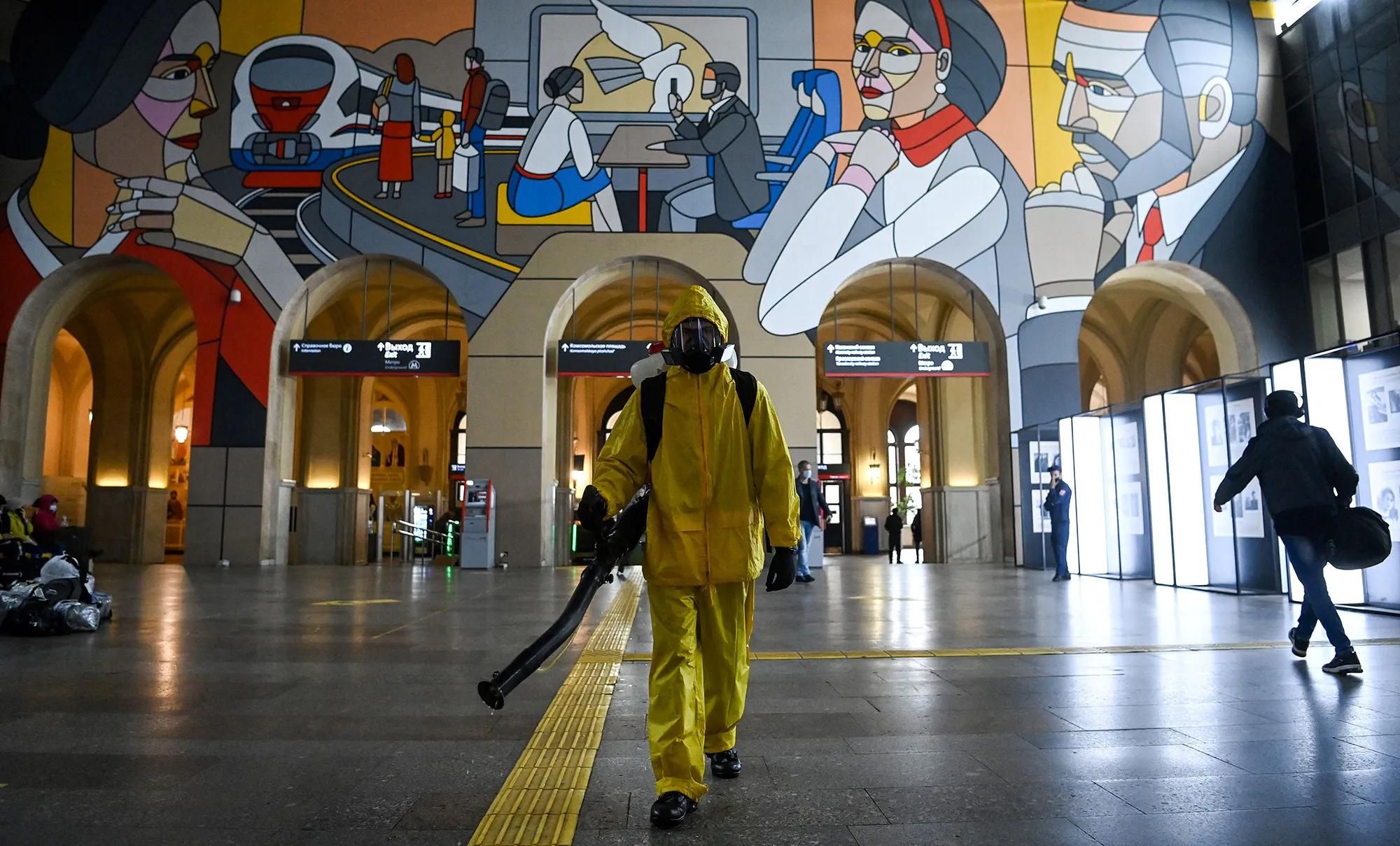 Санитарная обработка на Ленинградском вокзале во время пандемии 